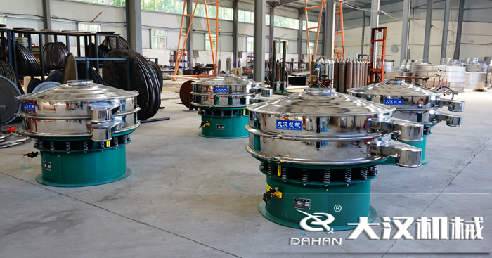 磨料振動(dòng)篩的工作原理：是由直立電機(jī)作為激振源，用來(lái)幫助物料進(jìn)行運(yùn)動(dòng)并且實(shí)現(xiàn)，理想的分級(jí)除雜效果。