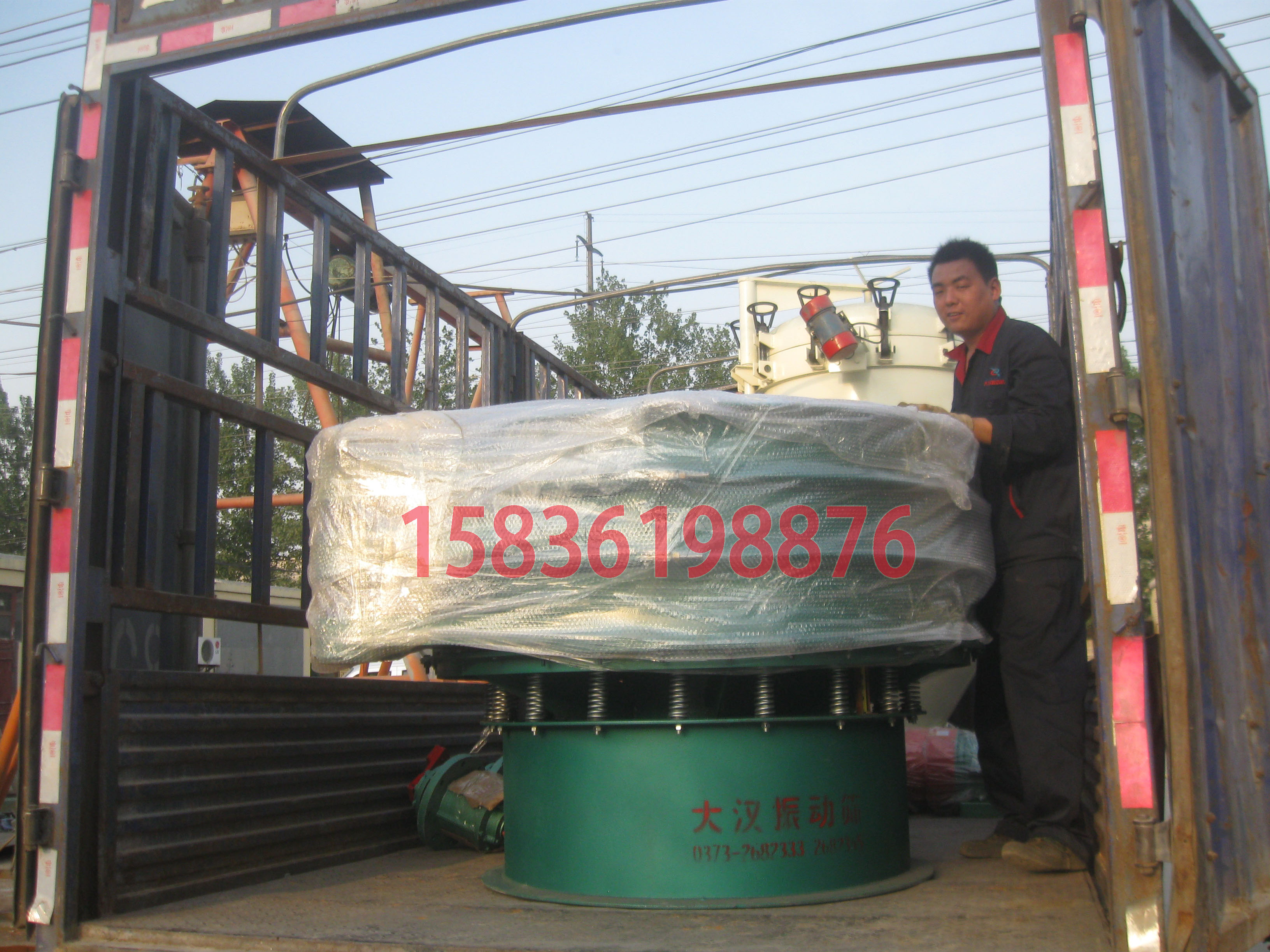 碳鋼振動(dòng)篩分機(jī) 碳鋼振動(dòng)篩分機(jī)